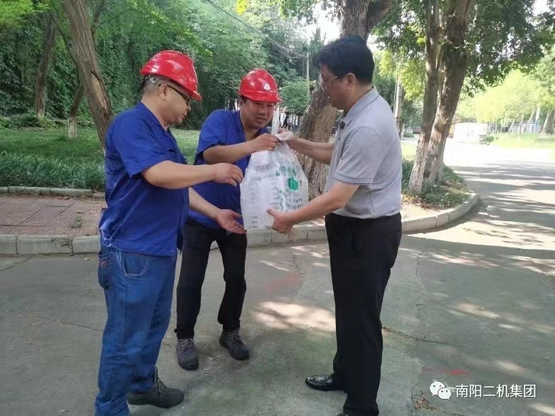 “工會送清涼，情係勞動者”南陽二機集團為一線員工“送清涼”